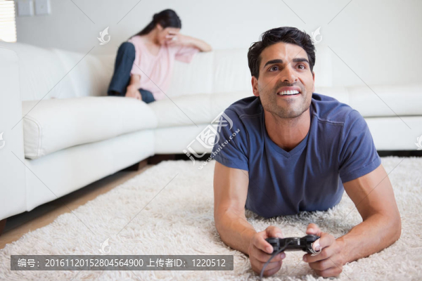 男人玩電子游戲，而他的未婚夫哭