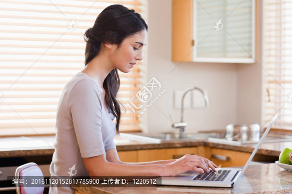 迷人的女人使用筆記本電腦
