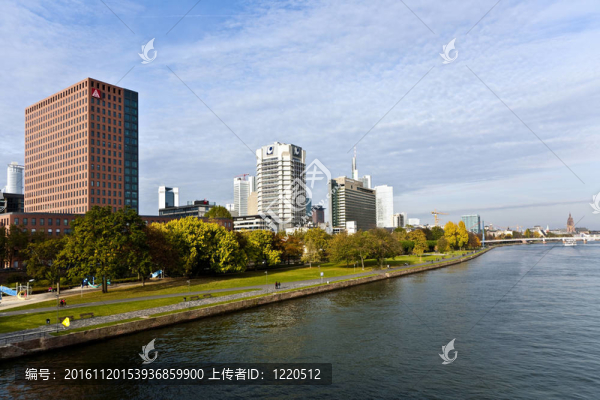從friedensbruecke河主要在9月10日下午到法蘭克福天際線的觀點；2009法蘭克福；德國