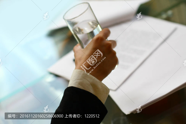 在辦公室喝