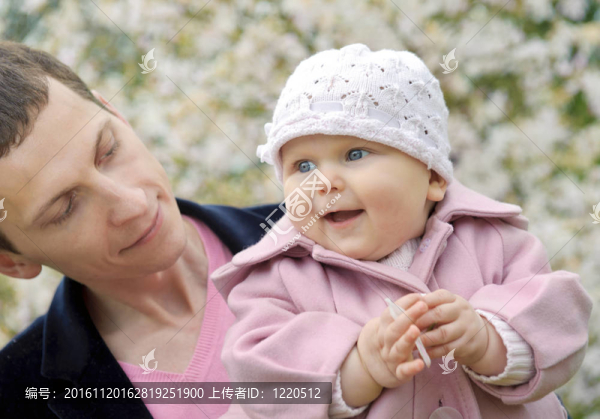 與女兒在公園的父親