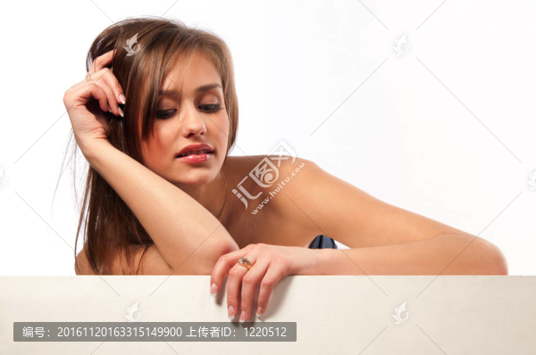 年輕女孩睡在一個(gè)光桌上