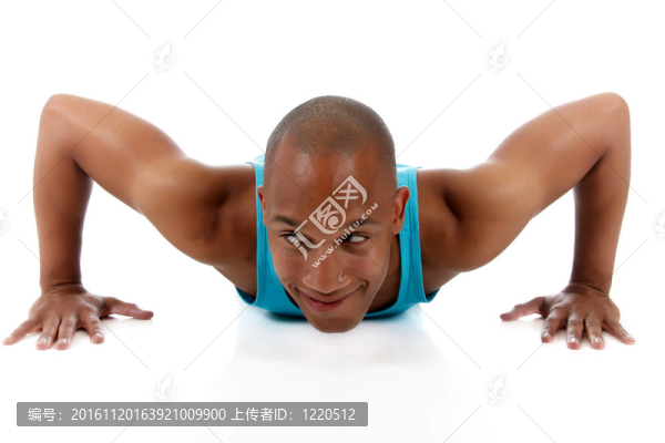 年輕迷人的非洲裔男子運動員