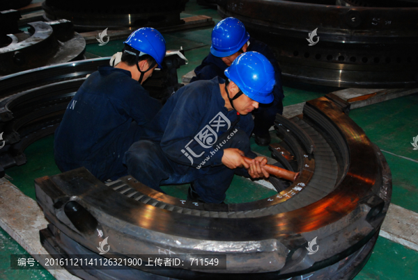 電廠工人檢修設(shè)備,戴安全帽工人