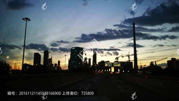 城市傍晚