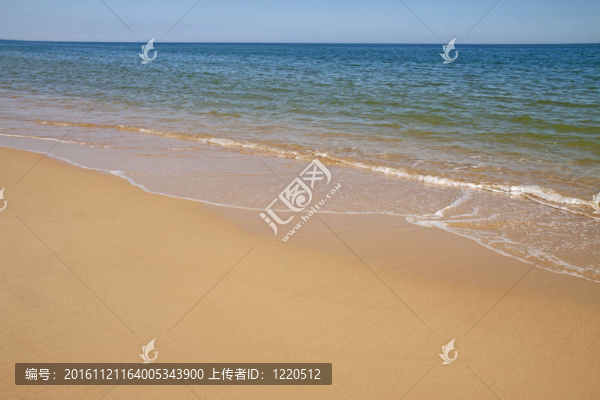 海灘的沙灘和波浪