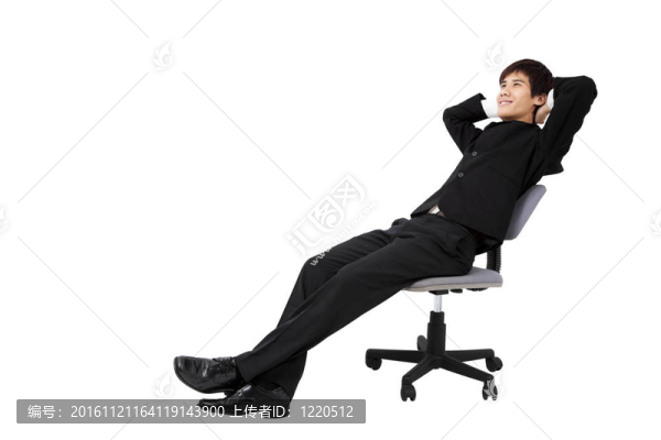 一個悠閑的年輕商人坐在椅子上的肖像和孤立的白色
