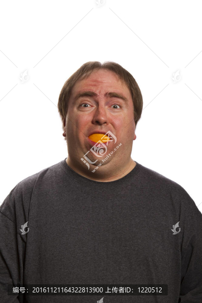 橙色的嘴巴男人