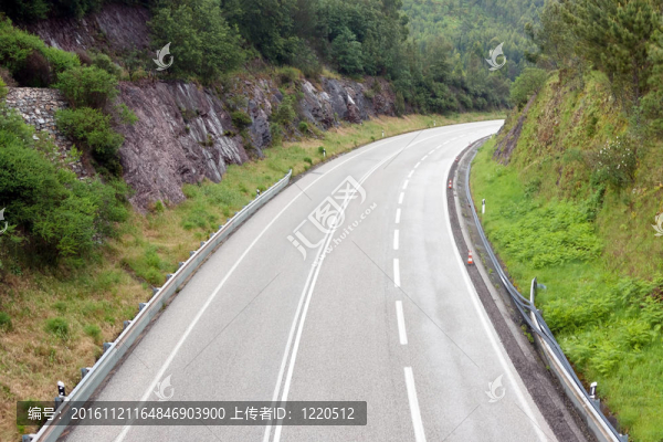 公路通過山