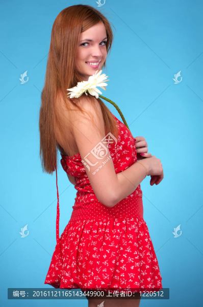 美麗的年輕女人與花