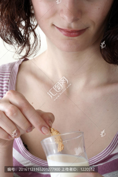 年輕人用谷物吃牛奶