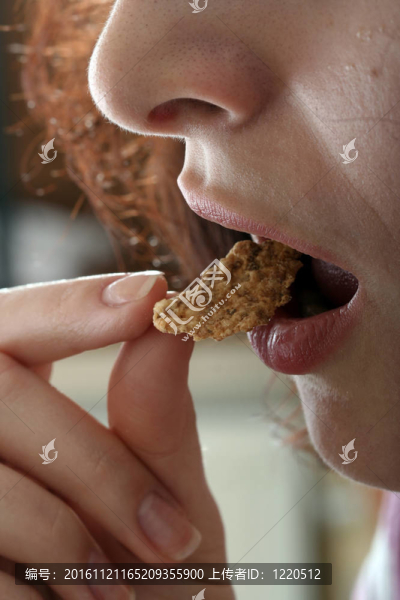 年輕人用谷物吃牛奶