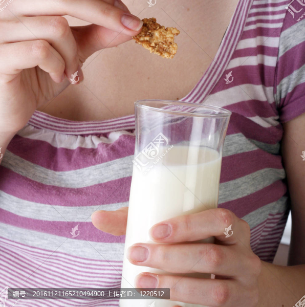 年輕人用谷物吃牛奶