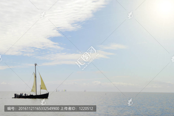 舊船在海上航行
