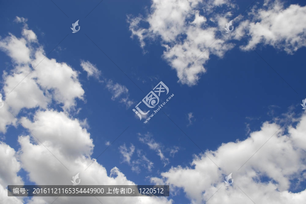 藍(lán)色天空中的云朵
