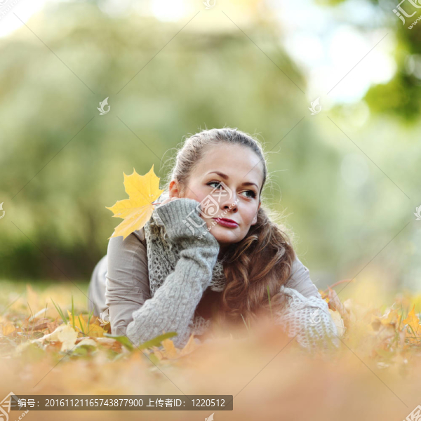 在秋葉的女人portret