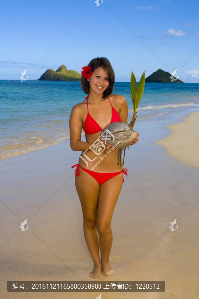 在一個熱帶海灘比基尼的年輕女子