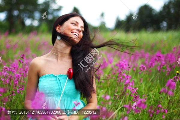 花卉場(chǎng)上的女人