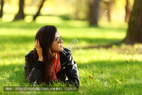 綠色草地上的女人