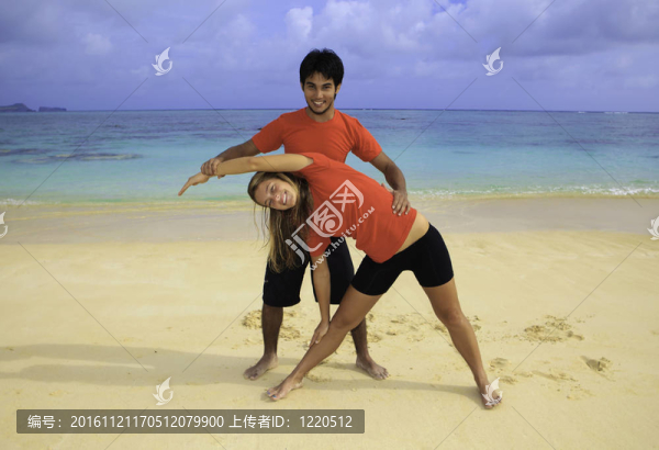 年輕夫婦做瑜伽；運(yùn)動(dòng)