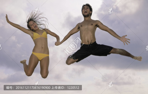 年輕夫婦在空中跳躍