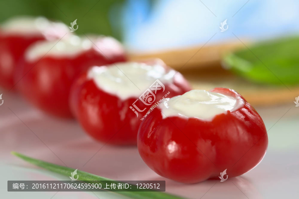 小圓形熱辣椒充滿奶油奶酪（非常淺景深；重點(diǎn)的奶油奶酪填補(bǔ)第一辣椒）