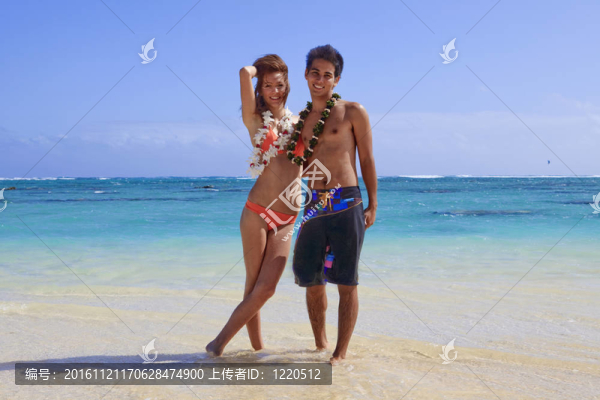在夏威夷的海灘上的年輕夫婦