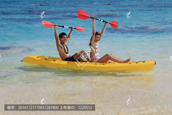 年輕夫婦泛舟夏威夷