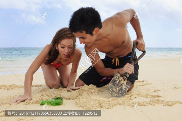 夫婦在夏威夷的海灘上