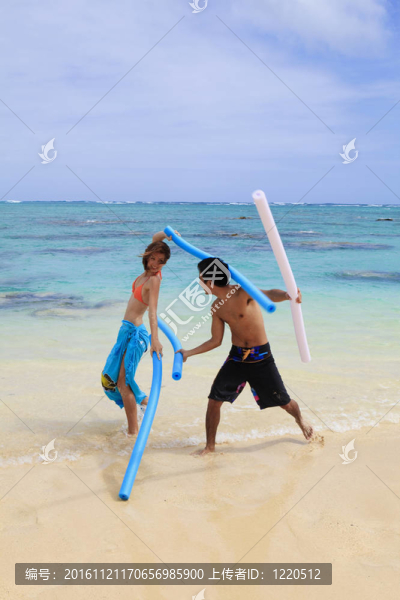 夫婦在夏威夷的海灘上玩