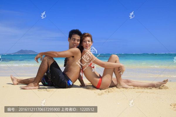 在夏威夷的海灘上的年輕夫婦