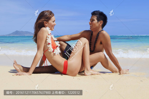 在夏威夷的海灘上的年輕夫婦