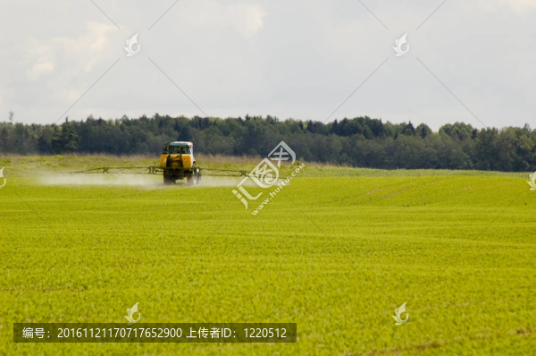 田間拖拉機(jī)