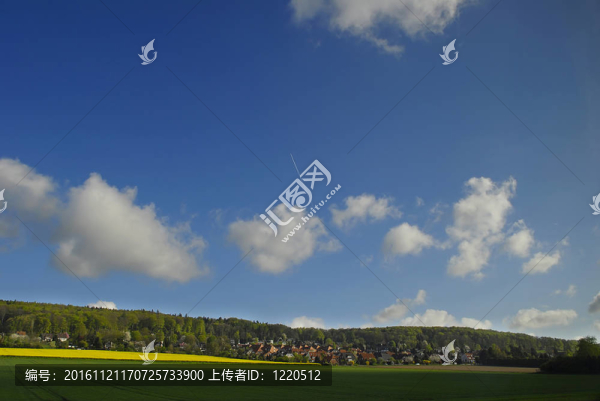 藍(lán)天下的夏日風(fēng)景