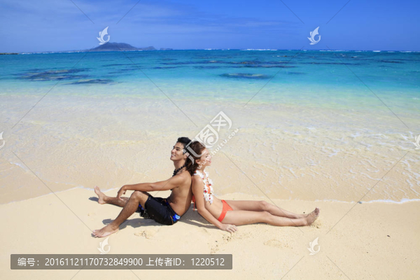 在夏威夷的海灘上的年輕夫婦