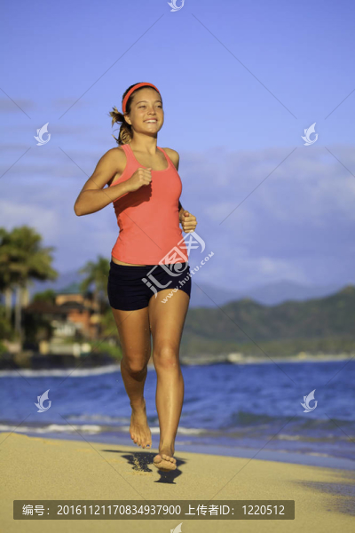 十幾歲的女孩在海灘上跑步