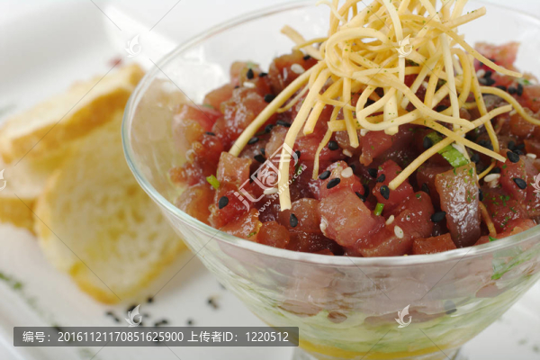 開胃菜：生魚片；背景中的面包片玻璃鱷梨和芒果（選擇重點(diǎn)）