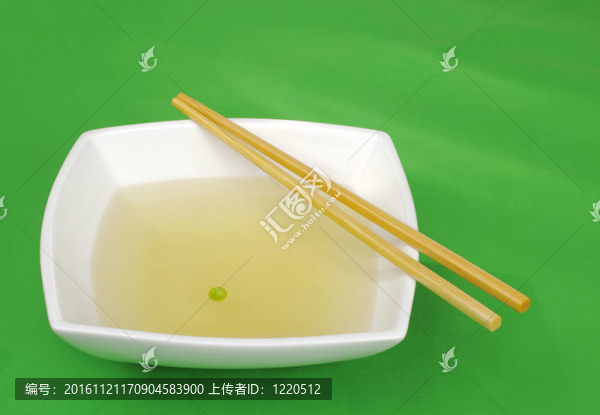 中國(guó)飲食：蔬菜豌豆湯和綠色筷子（選擇性聚焦）