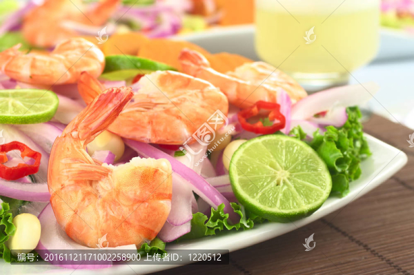 秘魯ceviche大蝦；紅洋蔥；石灰；熟玉米粒和辣椒在秘魯?shù)碾u尾酒叫皮斯科酸對生菜（選擇性聚焦在第一