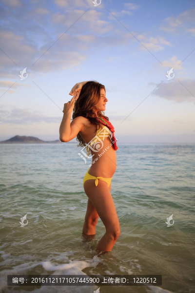 夏威夷日出時(shí)的海灘上的女人