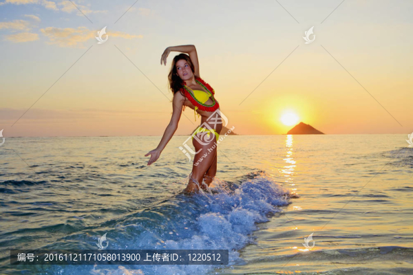 夏威夷日出時(shí)的海灘上的女人