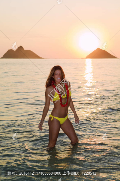 夏威夷日出時的海灘上的女人