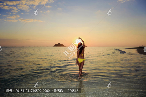 夏威夷日出時(shí)的海灘上的女人