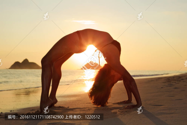 女人做瑜伽的剪影