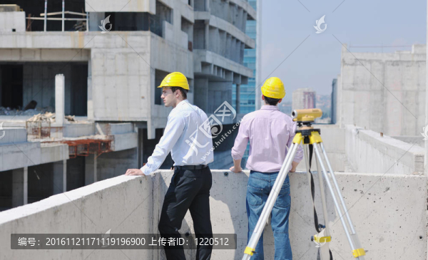 對施工現(xiàn)場的建筑師團隊