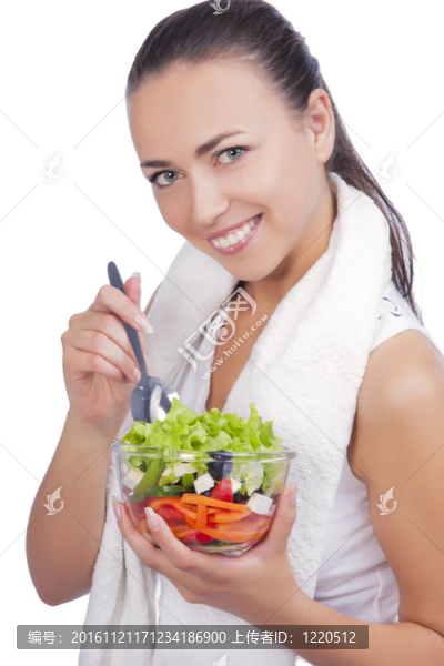帶蔬菜薩拉斯的女人
