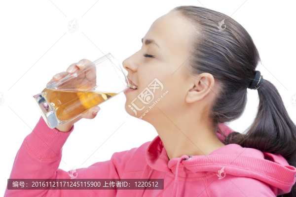女孩喝果汁
