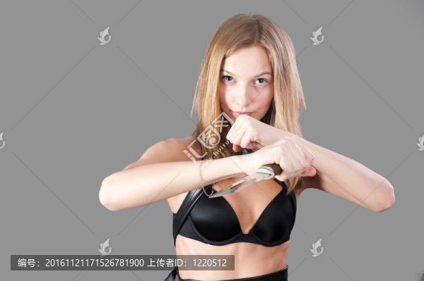 漂亮女孩用刀