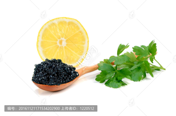 黑魚(yú)子醬在一個(gè)木制的勺子