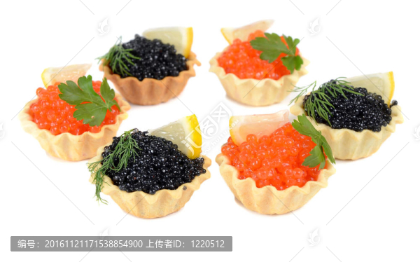 黑魚子醬和紅是一個面包的小籃子